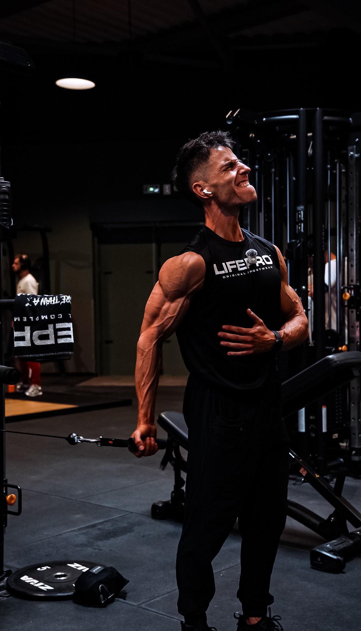 Nathan pendant une séance de musculation à la poulie